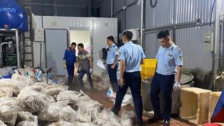 Hà Nội phát hiện số lượng lớn thịt bò, xúc xích, chả cá… bẩn chuẩn bị được đưa ra thị trường