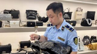 Nhiều cửa hàng công khai bán hàng thời trang giả tại các tuyến phố du lịch ở Đà Nẵng